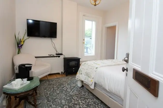 Room, 1 Queen Bed (Limestone)