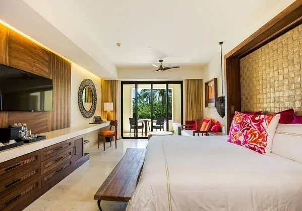 Junior Suite King Tropical View