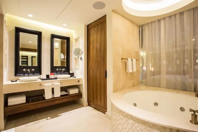 Preferred Club Junior Suite Ocean Front King