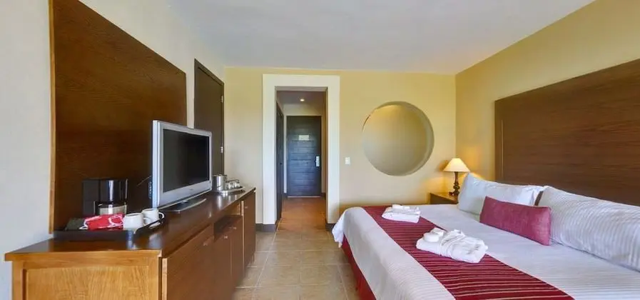 Junior Suite Pool View King Bed