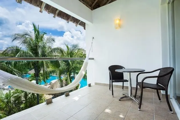 Junior Suite Pool View King Bed
