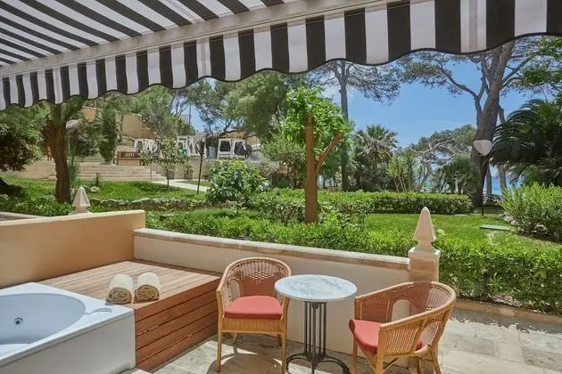 Deluxe Tek Büyük Yataklı Oda, Bahçe Manzaralı (Terrace, Hot tub, 2 Adults)