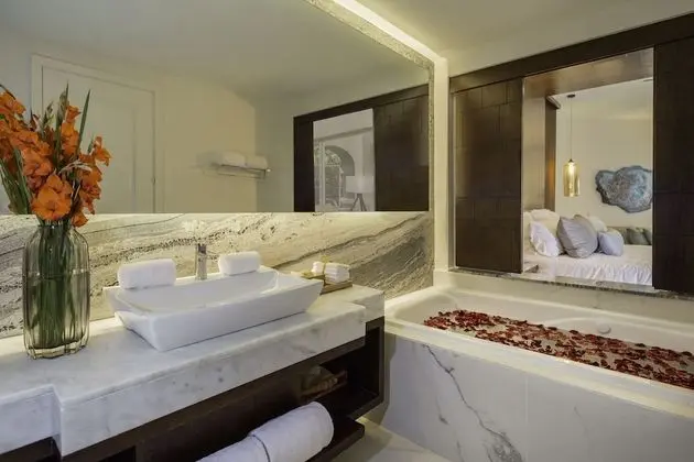 Preferred Club Junior Suite Partial Ocean View King