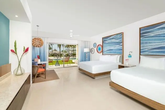 Club Ocean Front Junior Suite Pool Walkout Double