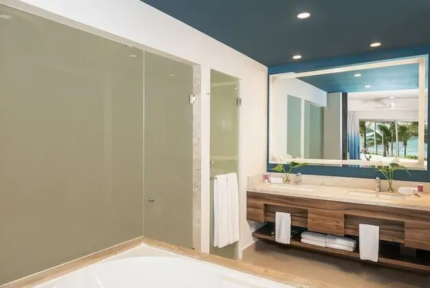 Club Ocean Front Junior Suite Pool Walkout Double