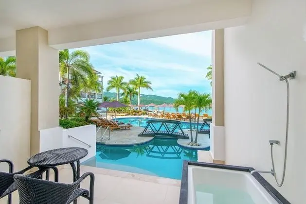 Preferred Club Junior Suite Ocean View Swim-Out King