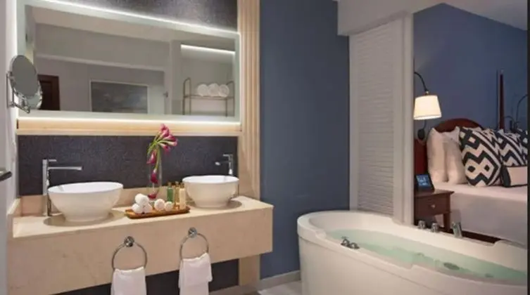 Preferred Club Junior Suite Ocean View Swim-Out King