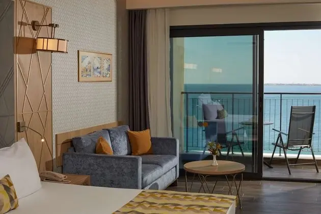 Double Deluxe Frontal Sea View (1 Adult)