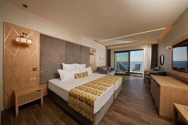 Double Deluxe Frontal Sea View (1 Adult)