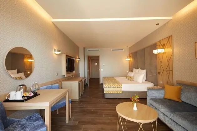 Double Deluxe Frontal Sea View (1 Adult)