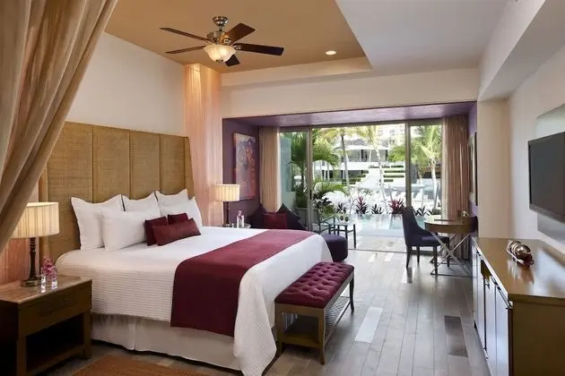Preferred Club Junior Suite Swimout King