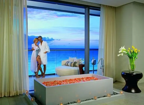 Preferred Club Honeymoon Suite Ocean Front