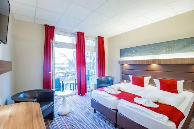 Comfort Tek Büyük Yataklı Oda, Balkon, Göl Manzaralı
