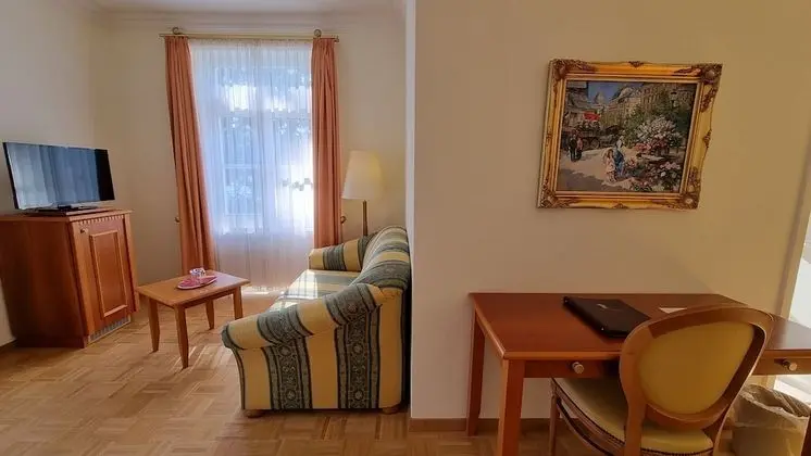 Deluxe Tek Büyük Yataklı Oda, Balkon, Göl Manzaralı (im Haupt- oder Nebengebäude)