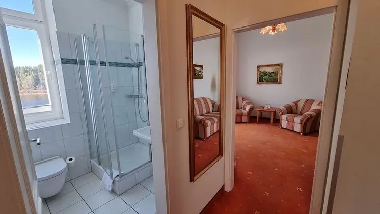 Deluxe Tek Büyük Yataklı Oda, Balkon, Göl Manzaralı (im Haupt- oder Nebengebäude)