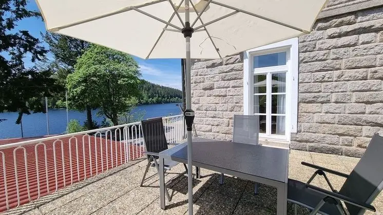 Deluxe Tek Büyük Yataklı Oda, Balkon, Göl Manzaralı (im Haupt- oder Nebengebäude)