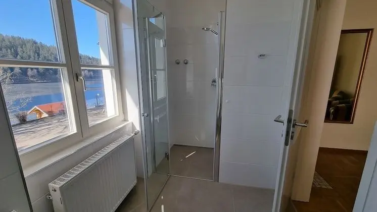 Deluxe Tek Büyük Yataklı Oda, Balkon, Göl Manzaralı (im Haupt- oder Nebengebäude)