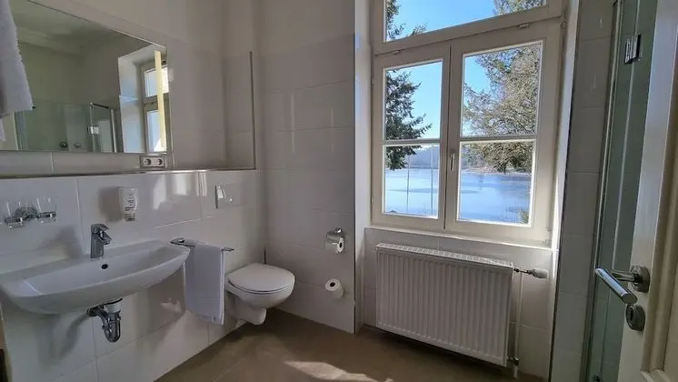 Deluxe Tek Büyük Yataklı Oda, Balkon, Göl Manzaralı (im Haupt- oder Nebengebäude)