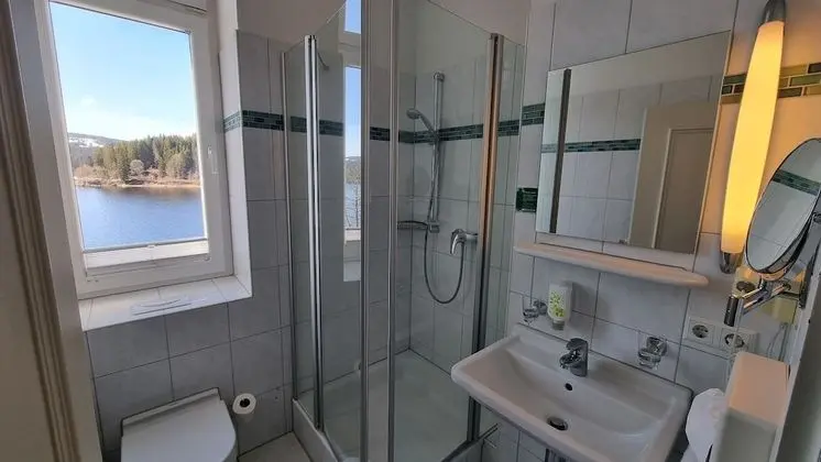 Deluxe Tek Büyük Yataklı Oda, Balkon, Göl Manzaralı (im Haupt- oder Nebengebäude)