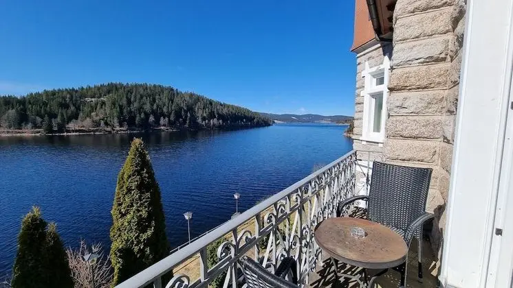 Deluxe Tek Büyük Yataklı Oda, Balkon, Göl Manzaralı (im Haupt- oder Nebengebäude)