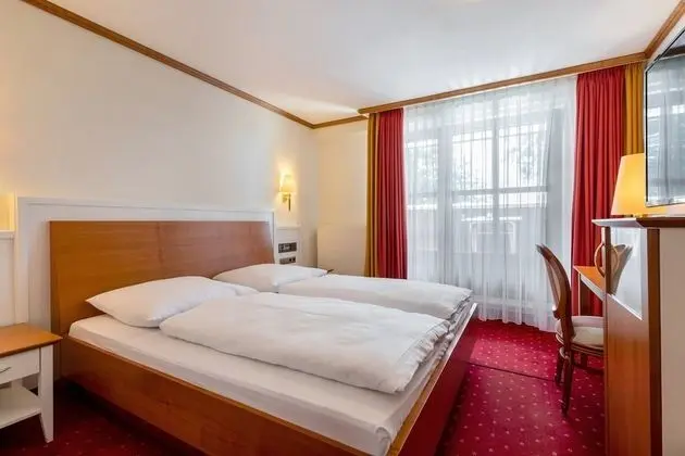 Tek Büyük Yataklı Oda, Balkon, Göl Kenarı