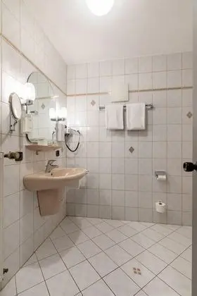 Tek Büyük Yataklı Oda, Balkon, Göl Kenarı