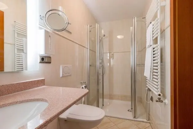 Tek Büyük Yataklı Oda (Landseite)