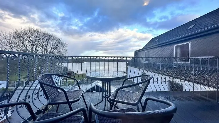 Deluxe Tek Büyük Yataklı Oda (Lake View)