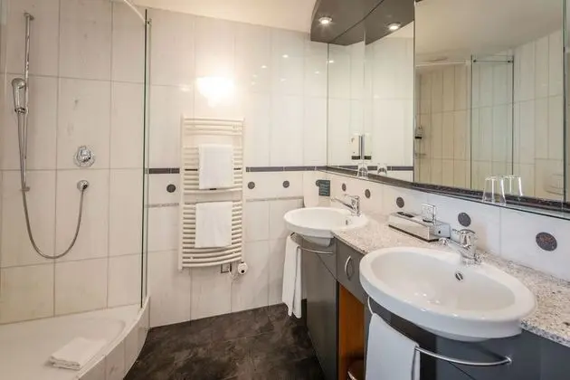 Superior Tek Büyük veya İki Ayrı Yataklı Oda, Balkon, Göl Manzaralı