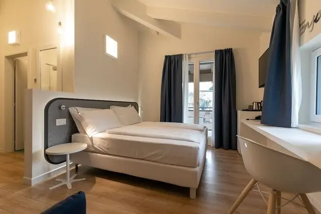 Oda, Göl Manzaralı (Garda Room)