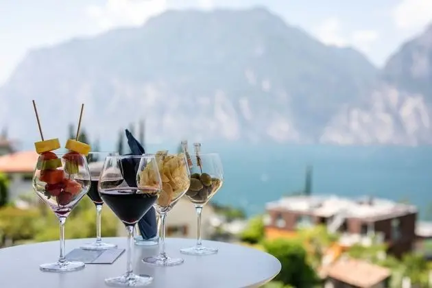 Oda, Göl Manzaralı (Garda Room)