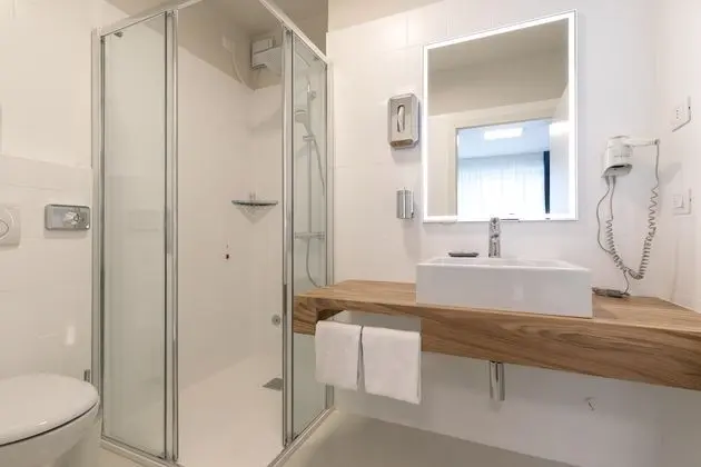 Oda, Göl Manzaralı (Garda Room)