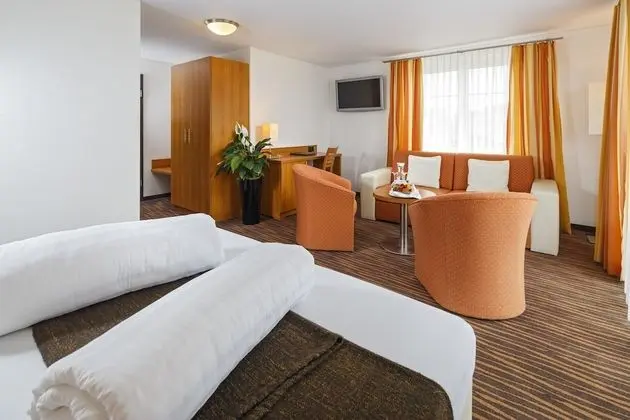 Deluxe Tek Büyük Yataklı Oda (Land View)