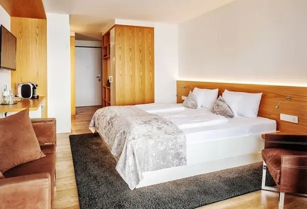 Comfort Tek Büyük Yataklı Oda, Balkon, Göl Manzaralı