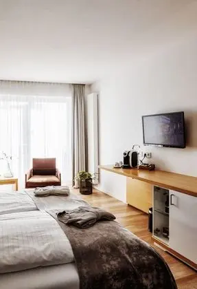Standard Tek Büyük Yataklı Oda, Balkon, Kısmi Göl Manzaralı