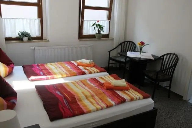 Basic Tek Büyük veya İki Ayrı Yataklı Oda, Ortak Banyo