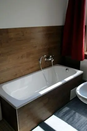 Basic Tek Büyük veya İki Ayrı Yataklı Oda, Ortak Banyo