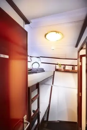 Kulübe (harbor view, deck hatch, fresh air)