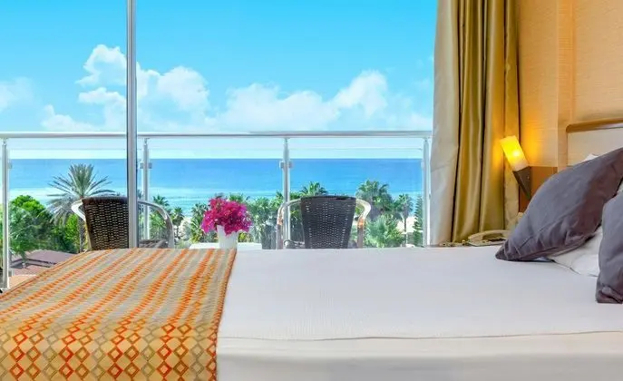 https://images.etstur.com/files/images/hotelImages/TR/215856/l/Seher-Kumkoy-Star-Resort-Oda-329020.jpg