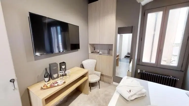 Design Tek Büyük Yataklı Oda, 1 Büyük (Queen) Boy Yatak, Özel Banyo, Kule