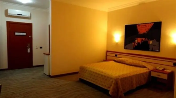 Standart Göl Manzaralı Oda