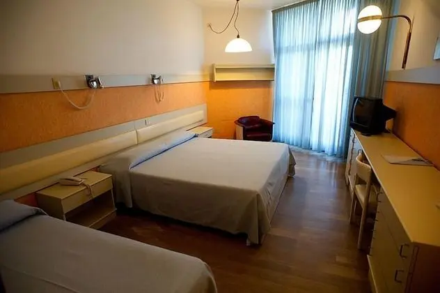 Tek Büyük Yataklı Oda, Balkon, Kısmi Deniz Manzaralı
