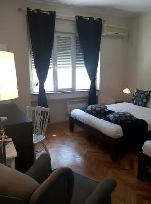 Deluxe Tek Büyük veya İki Ayrı Yataklı Oda, Birden Çok Yatak, Banyolu/Duşlu (Shared Apartment)