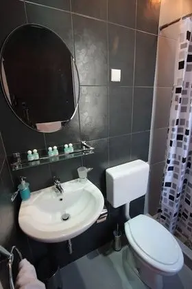 Deluxe Tek Büyük veya İki Ayrı Yataklı Oda, Birden Çok Yatak, Banyolu/Duşlu (Shared Apartment)