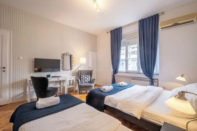 Deluxe Tek Büyük veya İki Ayrı Yataklı Oda, Birden Çok Yatak, Banyolu/Duşlu (Shared Apartment)