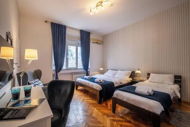Deluxe Tek Büyük veya İki Ayrı Yataklı Oda, Birden Çok Yatak, Banyolu/Duşlu (Shared Apartment)