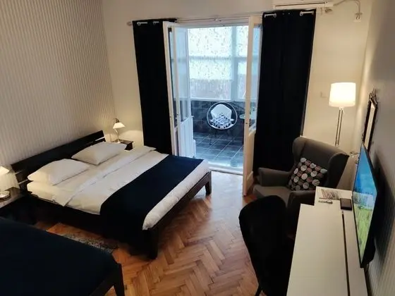 Superior Double or Twin Room, Detached Private Bathroom, (shared apartment)