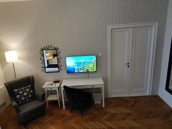 Superior Double or Twin Room, Detached Private Bathroom, (shared apartment)