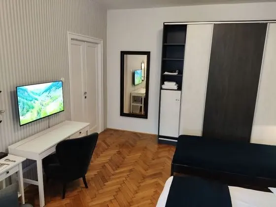 Superior Double or Twin Room, Detached Private Bathroom, (shared apartment)