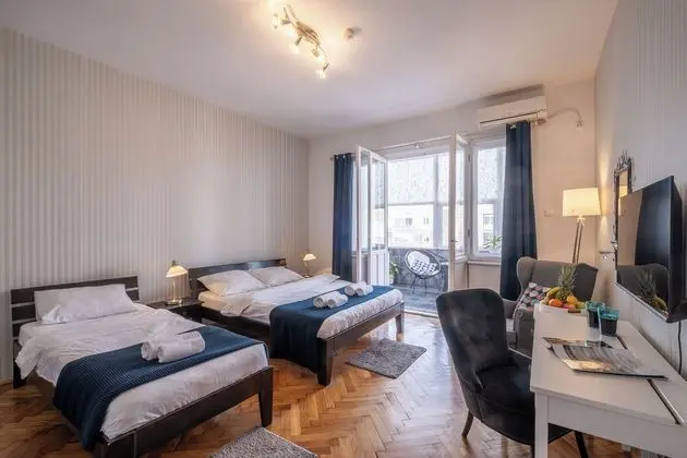Superior Double or Twin Room, Detached Private Bathroom, (shared apartment)
